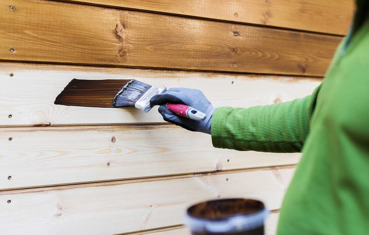 Holzfassade wird angestrichen